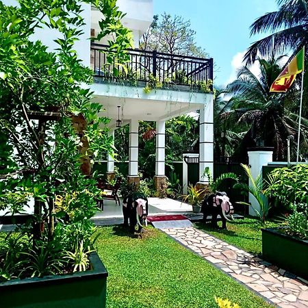 Sri White Villa Airport Boutique Hotel Katunayake Exterior photo