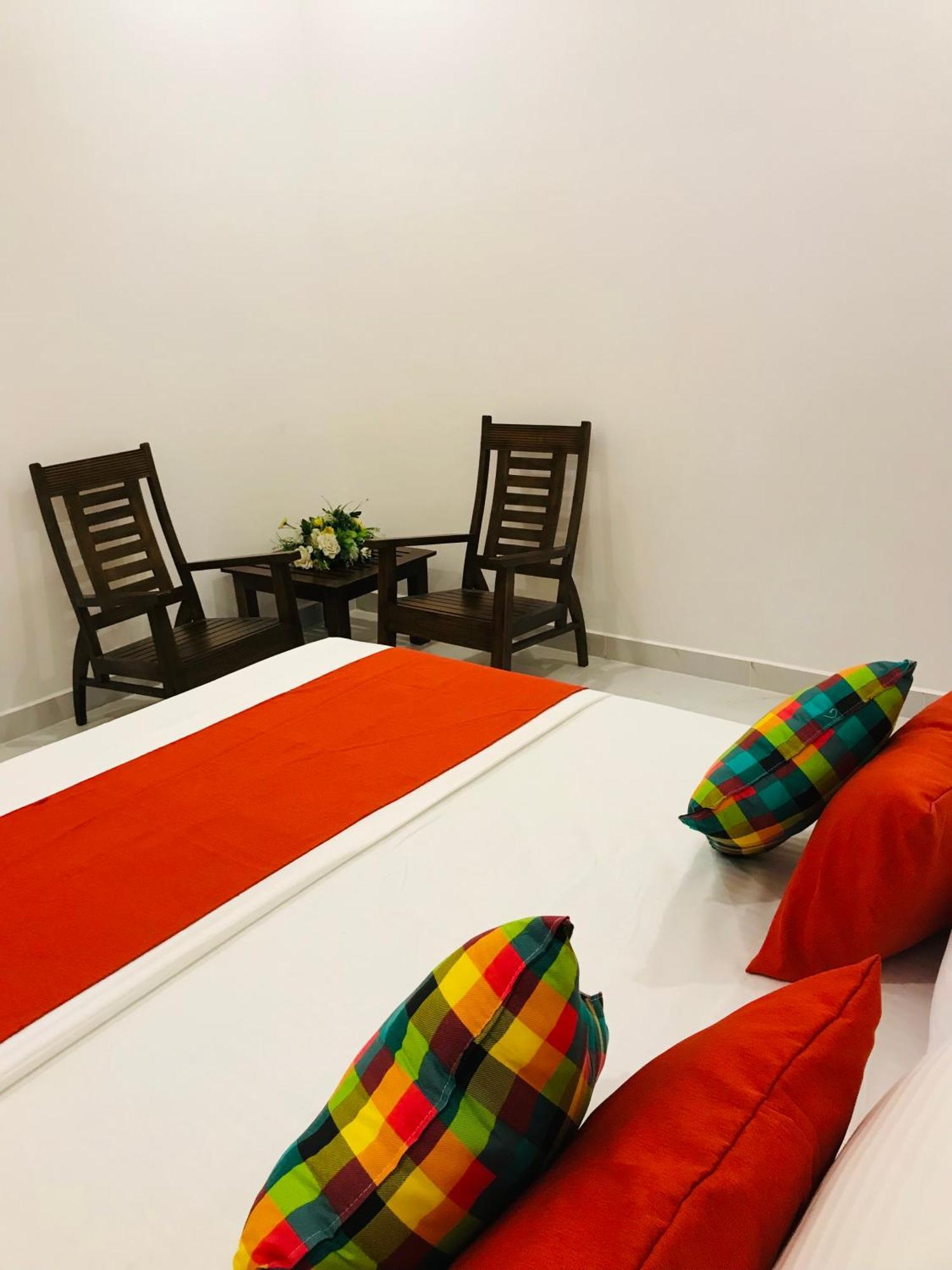 Sri White Villa Airport Boutique Hotel Katunayake Exterior photo