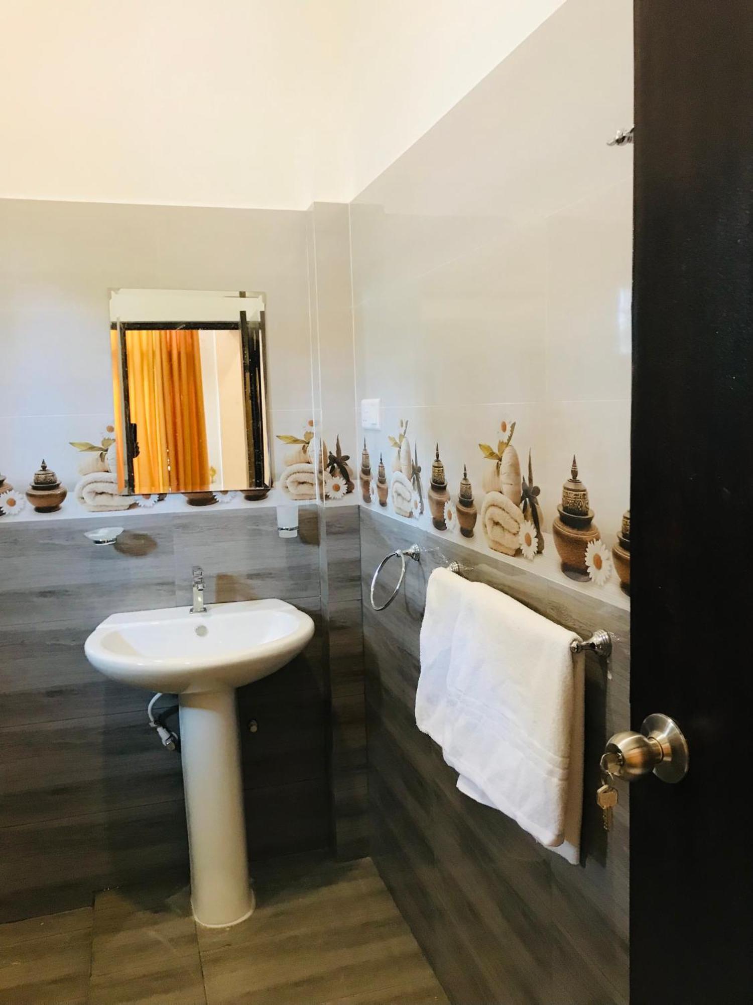 Sri White Villa Airport Boutique Hotel Katunayake Exterior photo