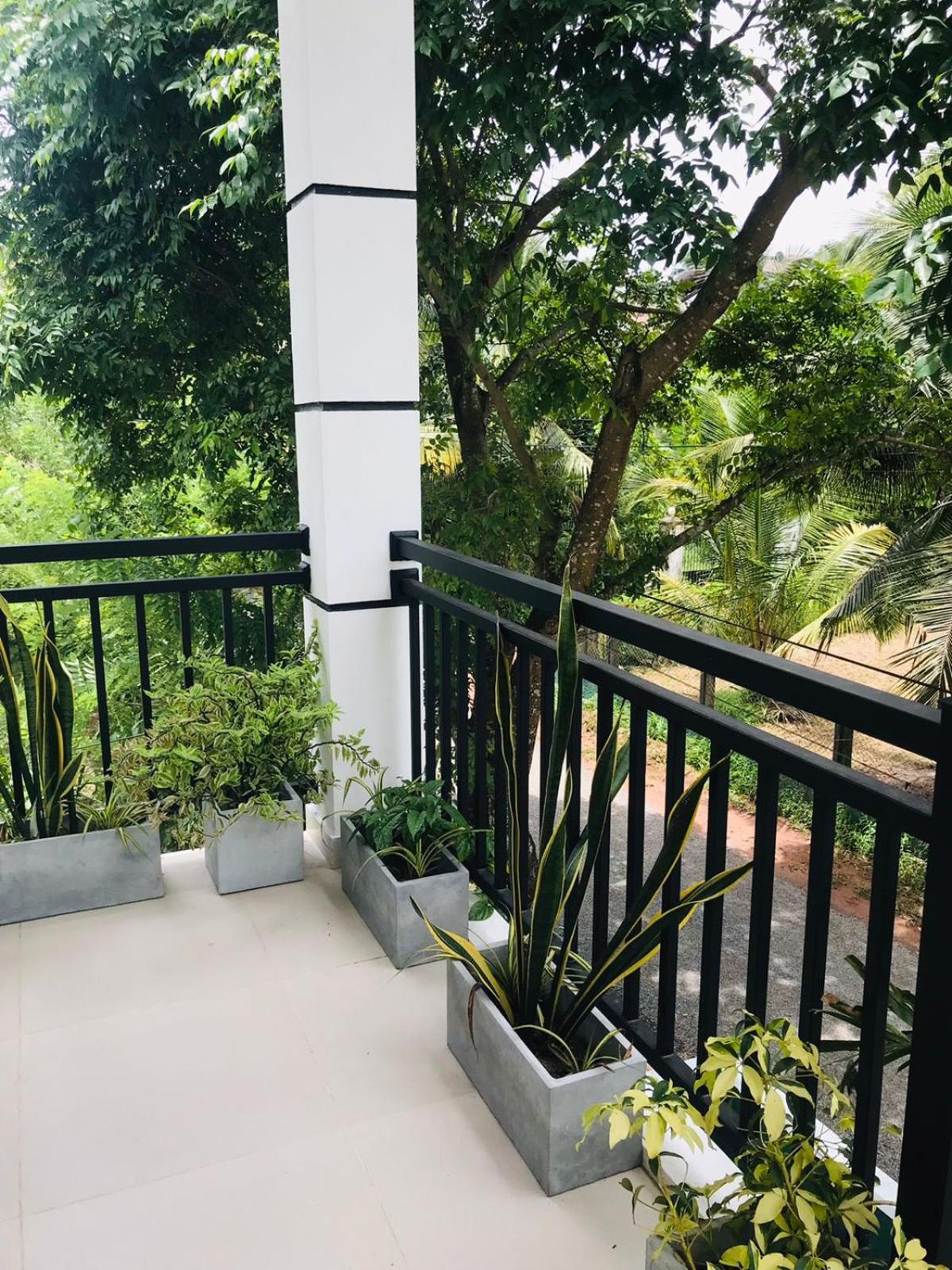 Sri White Villa Airport Boutique Hotel Katunayake Exterior photo