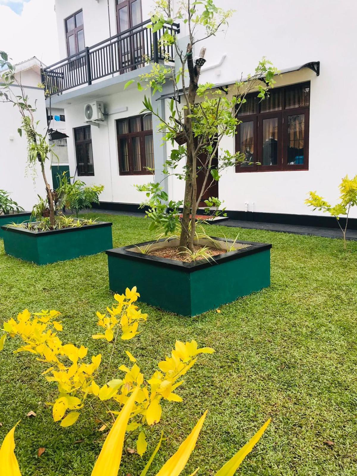 Sri White Villa Airport Boutique Hotel Katunayake Exterior photo