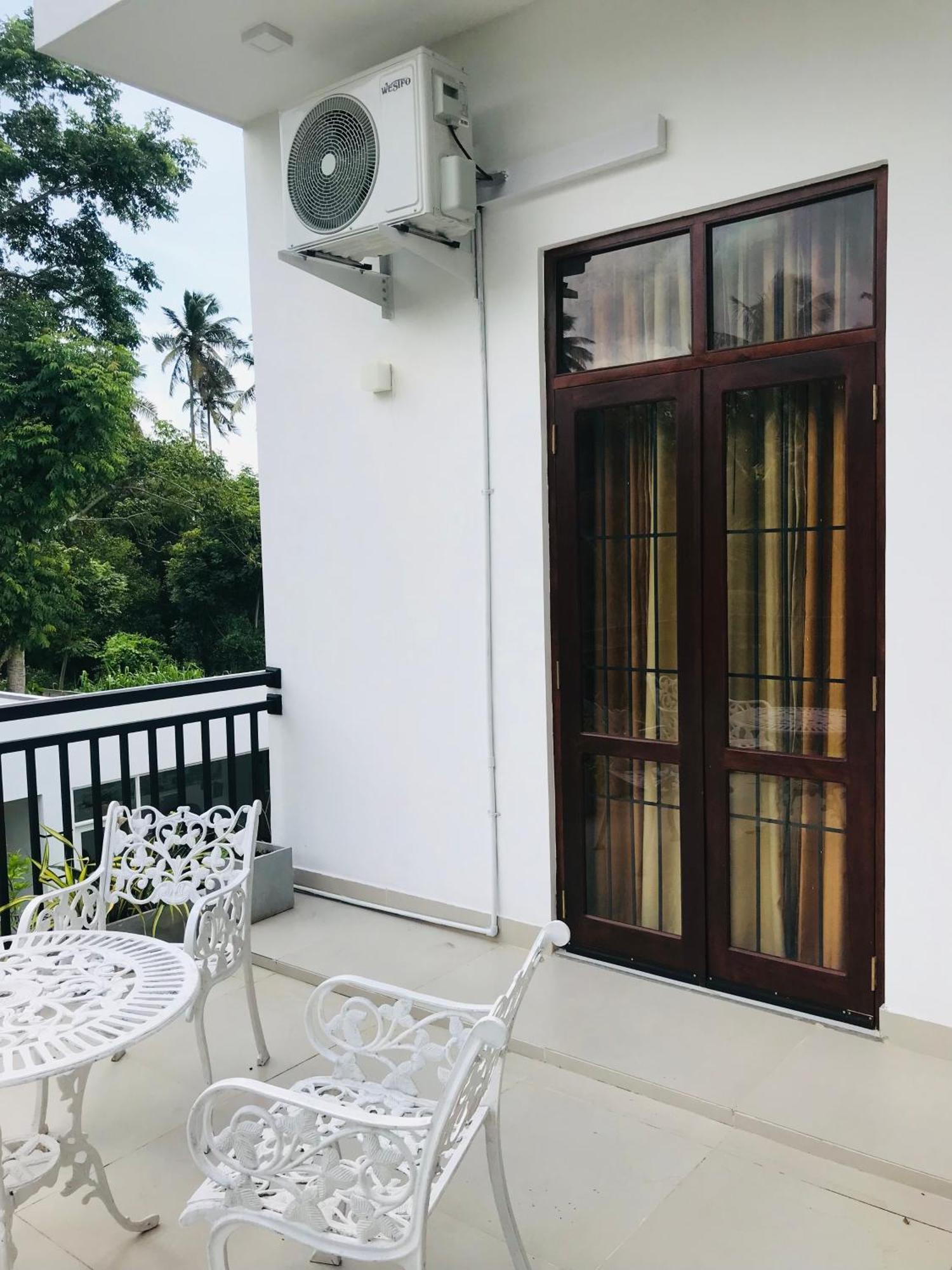 Sri White Villa Airport Boutique Hotel Katunayake Exterior photo