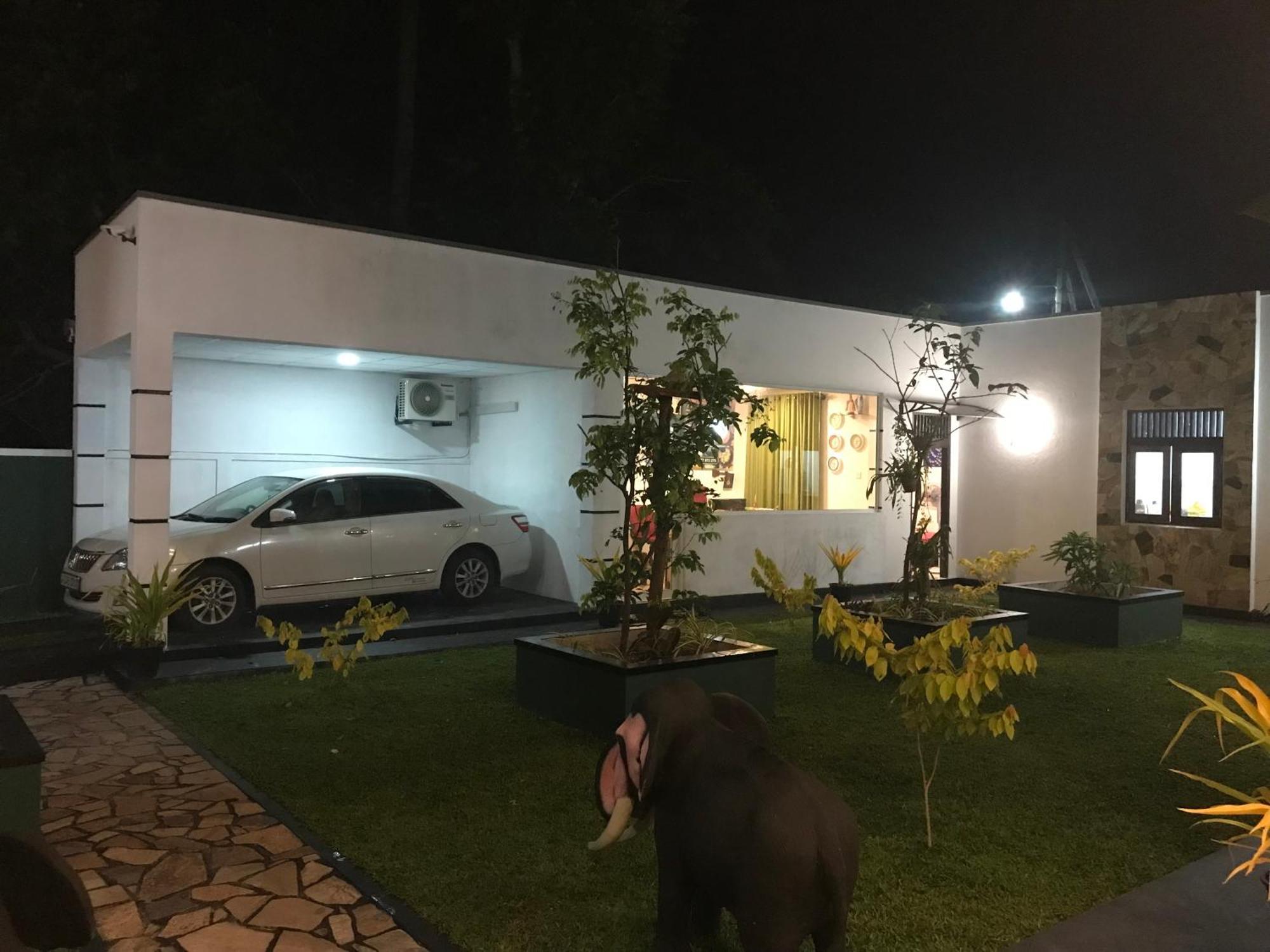 Sri White Villa Airport Boutique Hotel Katunayake Exterior photo