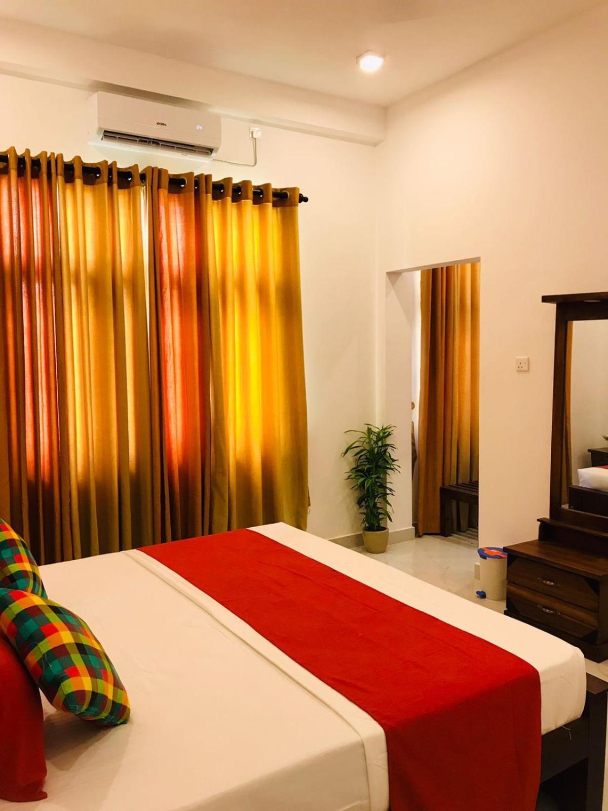 Sri White Villa Airport Boutique Hotel Katunayake Exterior photo
